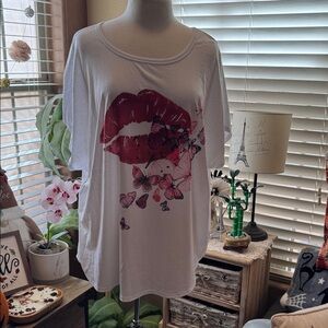 SHEIN Curve White Women's Top with Red Lip Print